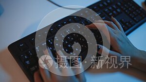 女性手按黑色键盘输入英文和俄文字母