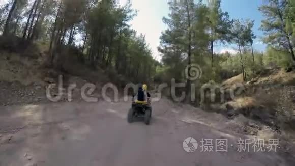 骑着Quad自行车在尘土飞扬的山路上旅行。 第一人称射击