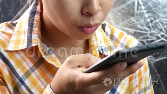 年轻的亚洲女人在家里和朋友用扬声器电话交谈。