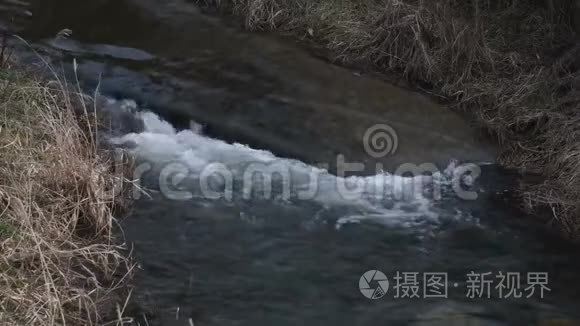 一条条小河流过一块大石头视频