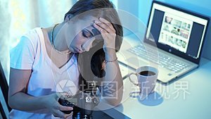 不快乐的女人看不成功的照片视频