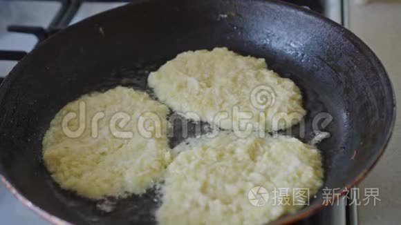 在煎锅里用油煎土豆煎饼视频