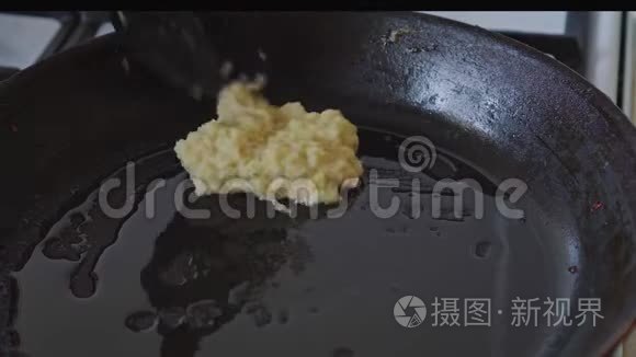 在煎锅里用油煎土豆煎饼视频