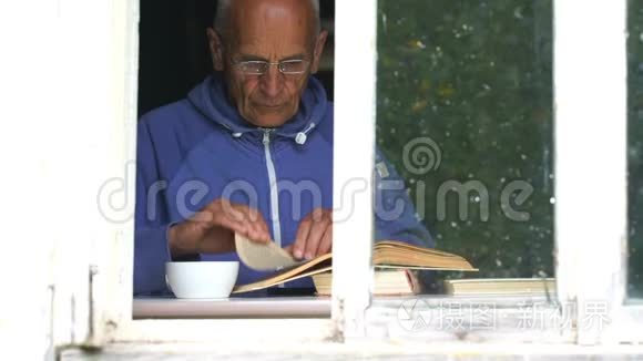 老人在窗台上看书喝茶视频