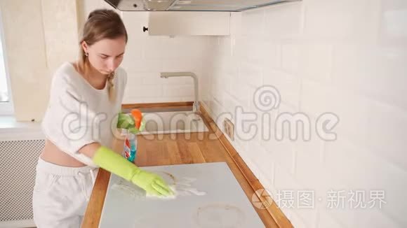 厨房用喷壶清洁卫生间视频