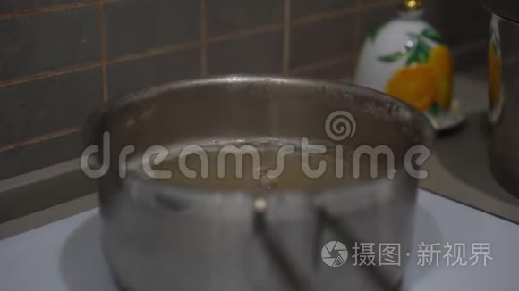 家庭主妇用汤匙在锅里搅拌汤视频