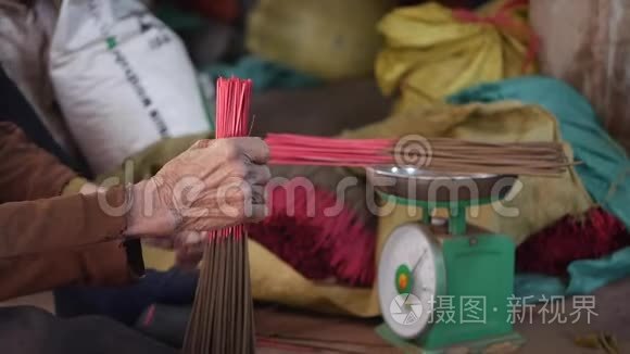 越南妇女称重打包并拿出新制作的香棒运往商店。 生产制造