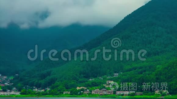 近山的多云天空的时间流逝视频