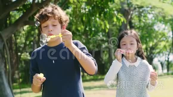 两个孩子在公园户外吹泡泡视频