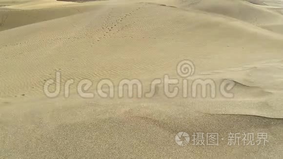 风吹过沙丘上的沙粒