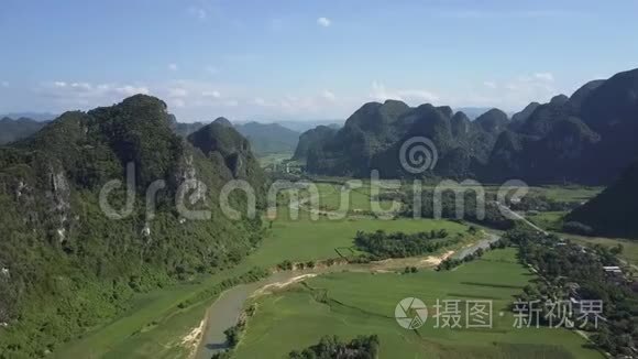 空中无尽的山谷景观，田野河流在山丘上