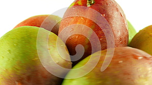 旋转芒果的大镜头-白色背景视频的预览图