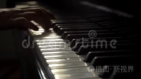 女钢琴家用一只手慢动作特写弹奏大钢琴