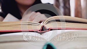 女人翻书页寻找必要的信息。